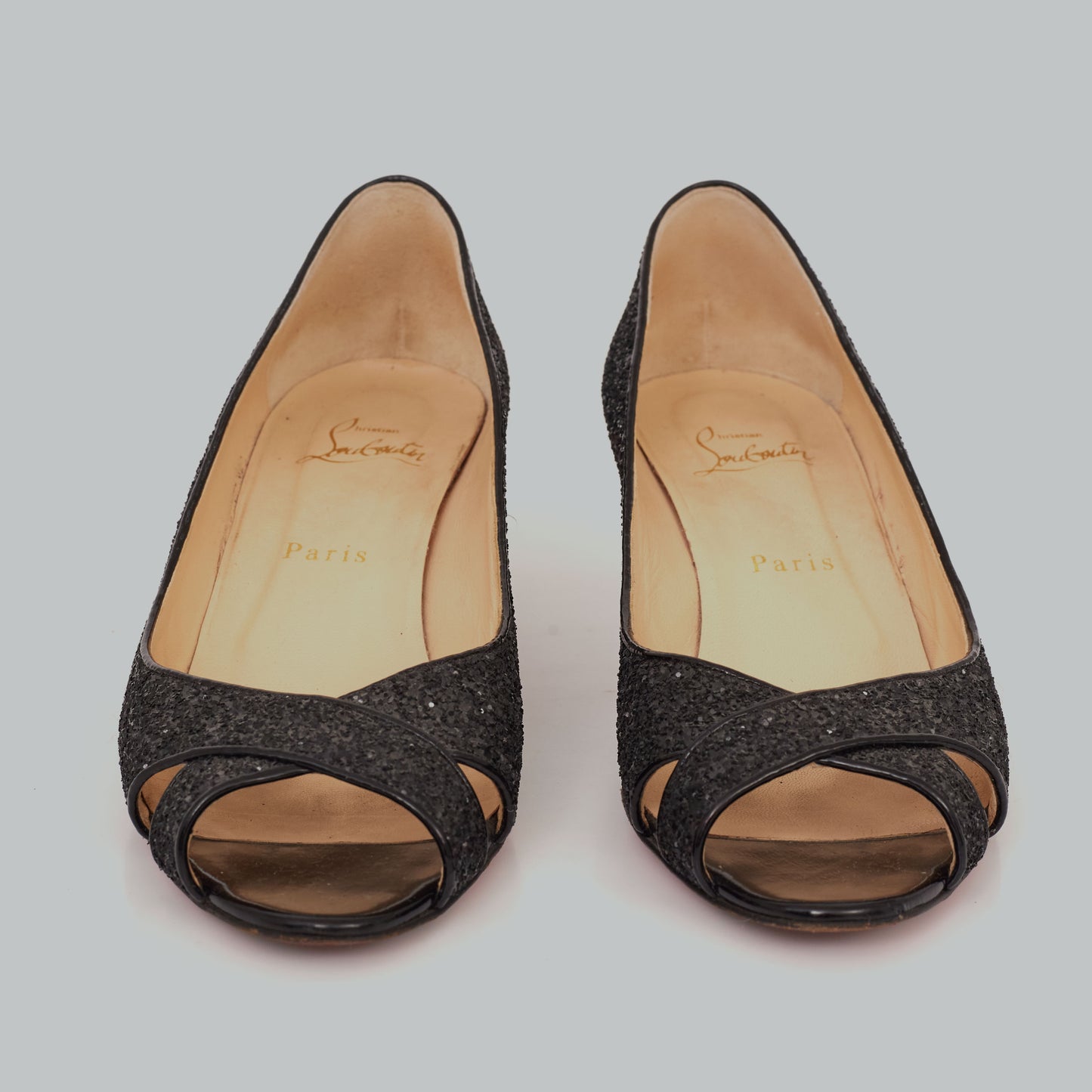 ⁠Peep Toe Louboutin Preto com Brilho Tam. 38 Br