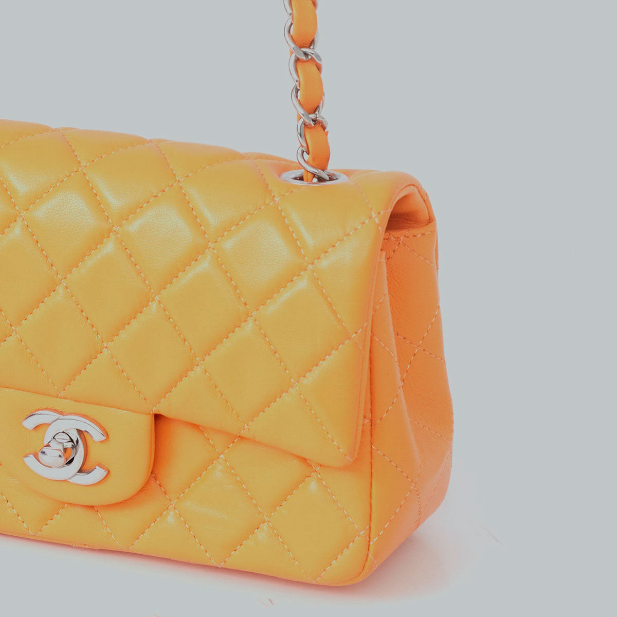 ⁠Bolsa Chanel Mini Flap Laranja