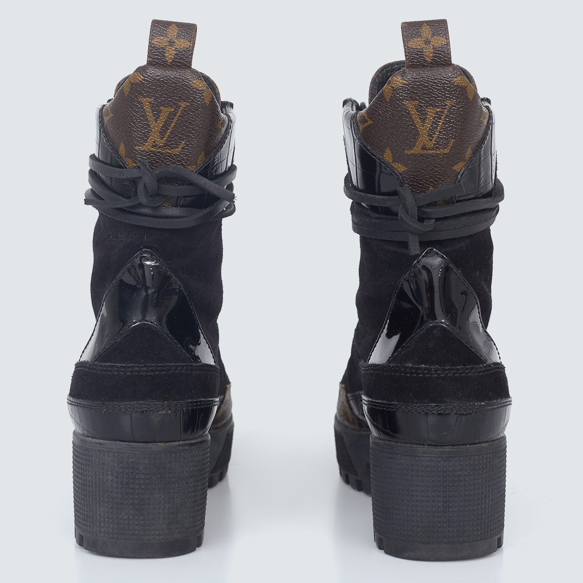 ⁠Bota Louis Vuitton com Monograma Preta Tam. 35 Br