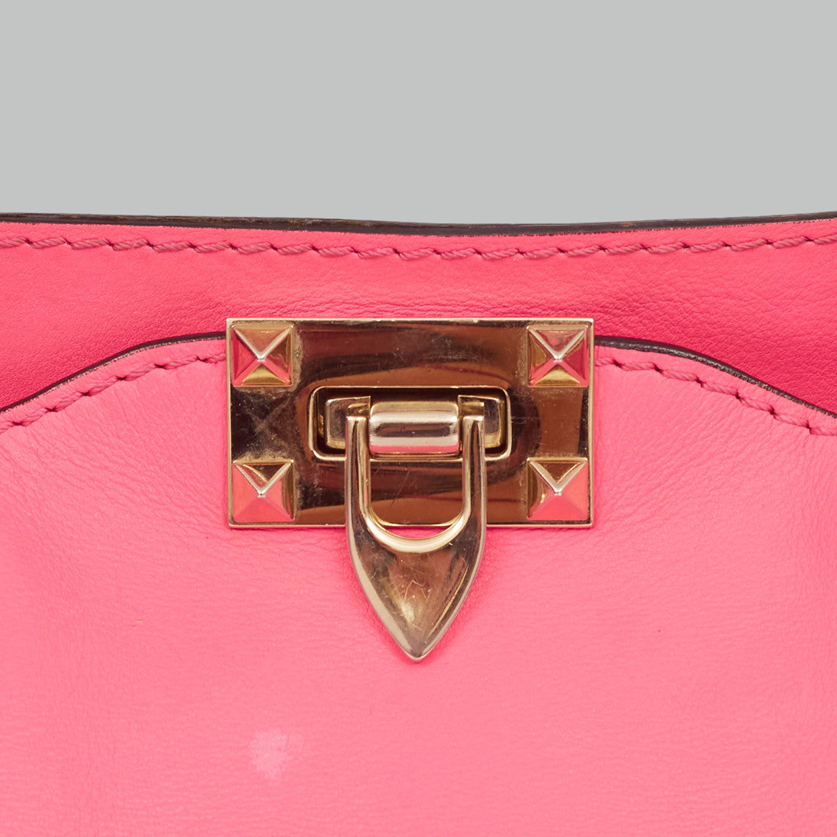 ⁠Bolsa Valentino Rockstud Grainy Rosa Neon