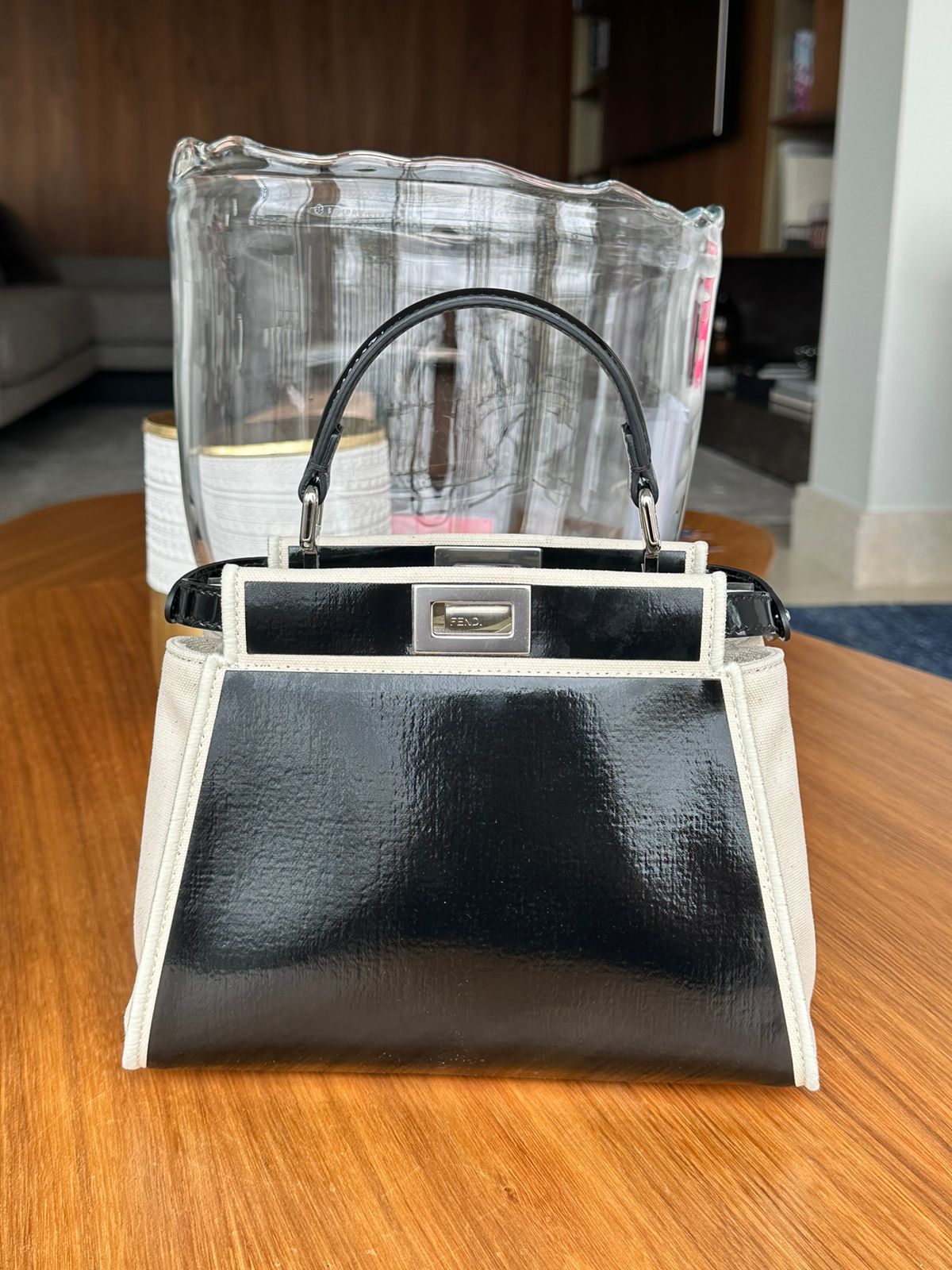 Bolsa Fendi Peekaboo Preta com Flor