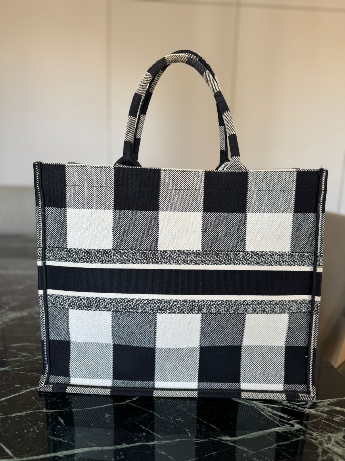 Bolsa Christian Dior Book Tote Xadrez Preta e Branca