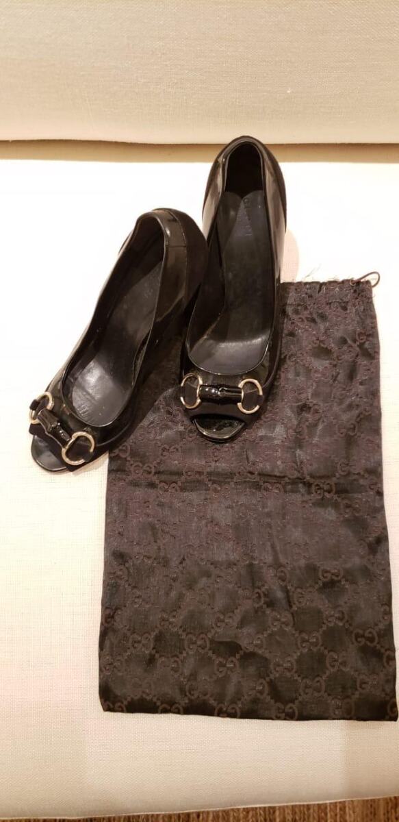 Sapato Gucci Peep Toe Verniz e Suede preto Tam. 39,5 c