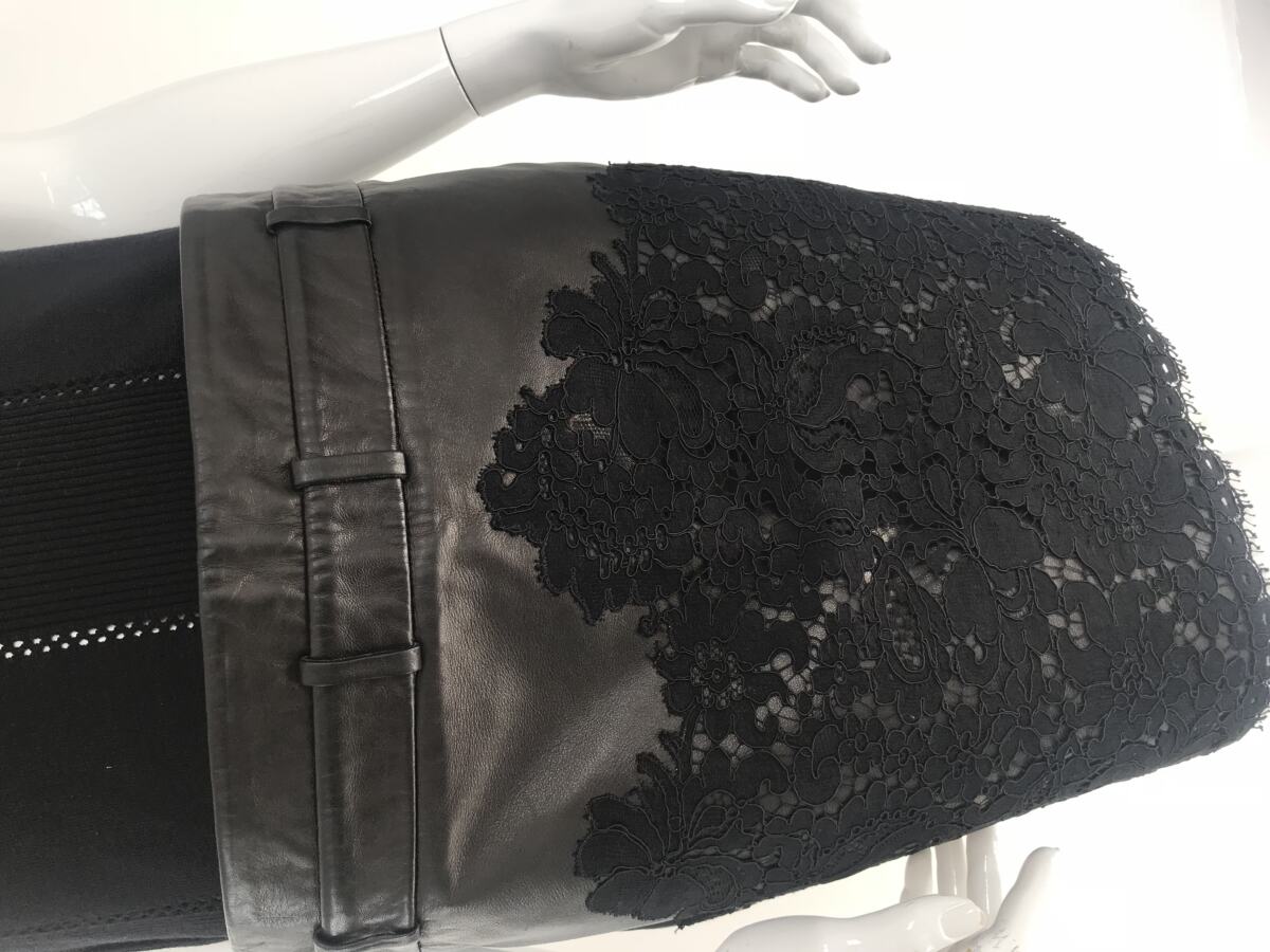 Saia Givenchy preta de couro com renda