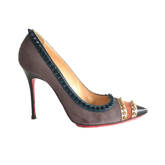 Scarpin Louboutin Pelos Marrom com tachas Tam. 36